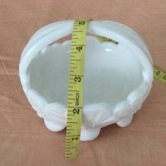 Vintage Milk Glass Basket with handle made in the 1970’s. - Picture 3 of 6